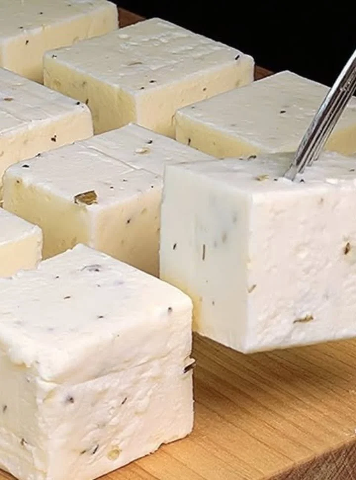 Homemade two-ingredient cheese prepared in six minutes